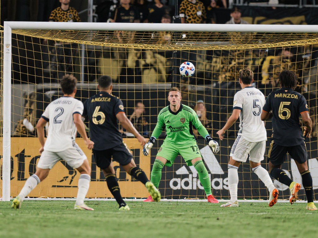 佛罗里达美洲豹再下一城,总比分暂居优势! 以最新一场比赛为例,美洲豹队在敌方球员压